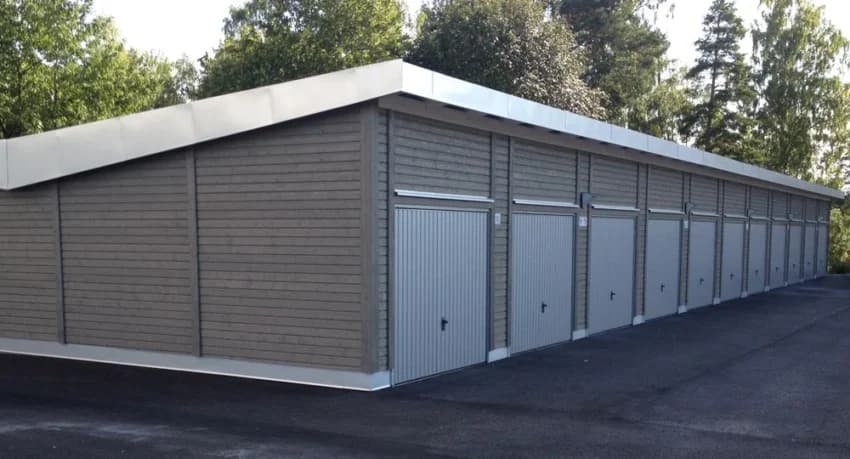 Radgarage med flera separata garagedörrar i trädesign.