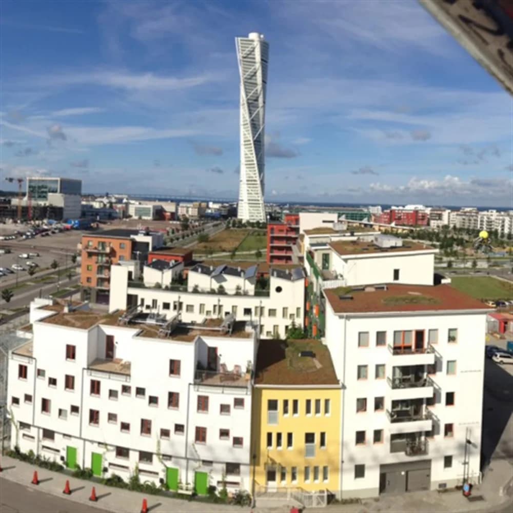 Kosterbåten i förgrunden med Brf Barcelona och Turning Torso.