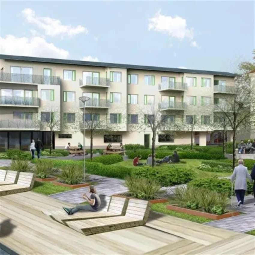 Kv Gåsen 7 i Lindesberg med grönområden och människor som umgås.