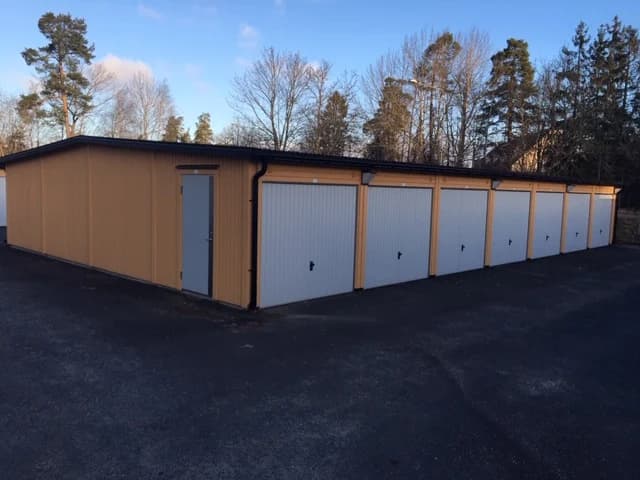 Flera garage med grå dörrar på Skogåsen.