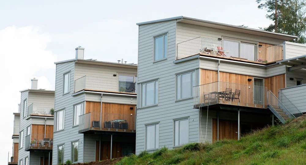 Moderna hus i en bostadsrätt med grönska