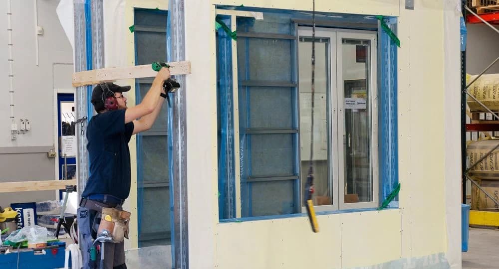 Tillverkning av prefabricerat väggelement i fabrik