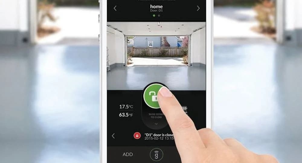 Smartphone kontrollerar garageportar med öppen och stängd status.