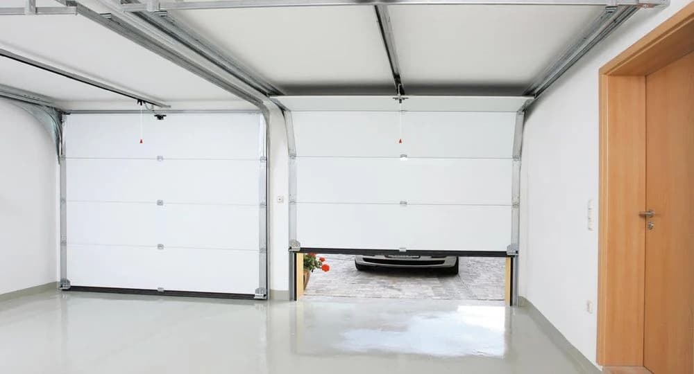 Två moderna garageportar i en välvårdad garageinredning.
