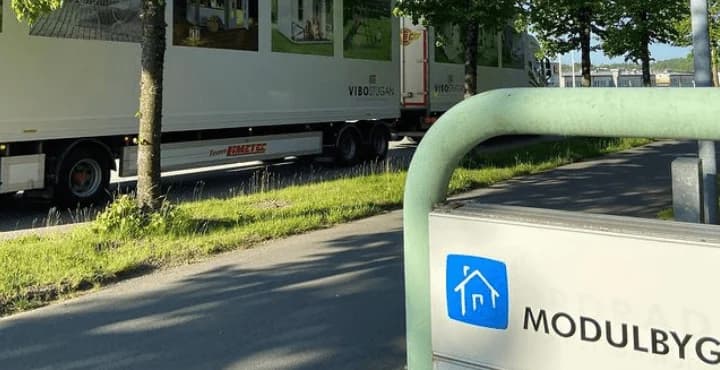 Modulbyggen skylt och lastbil utanför verksamheten