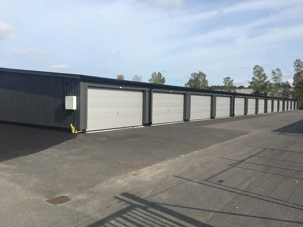 Flera garage med grå dörrar i Gösslunda.