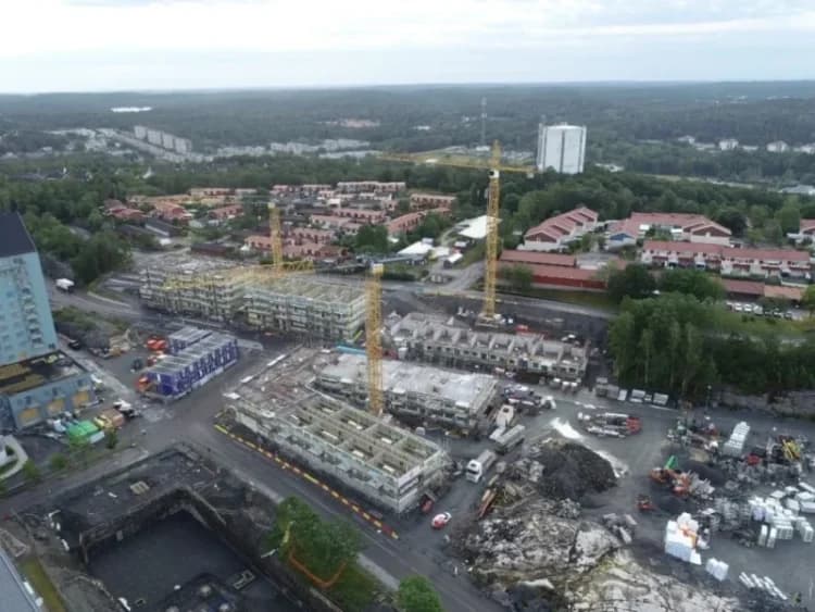 Byggarbetsplats i Göteborg för ett nytt bostadsprojekt.
