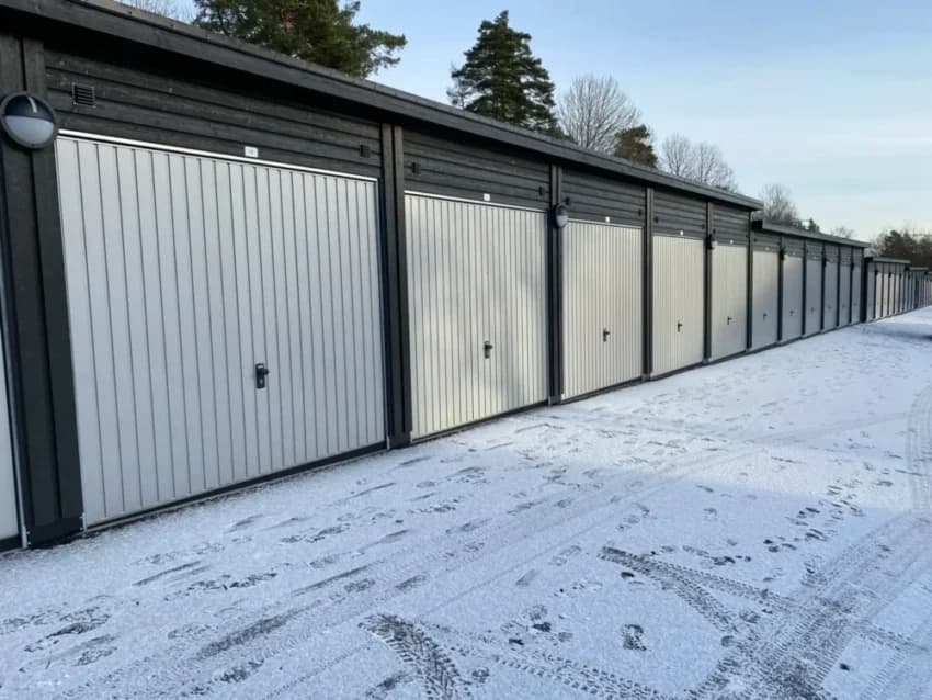 Lång rad av garage med snötäckta marken, beläget på Jävarö.