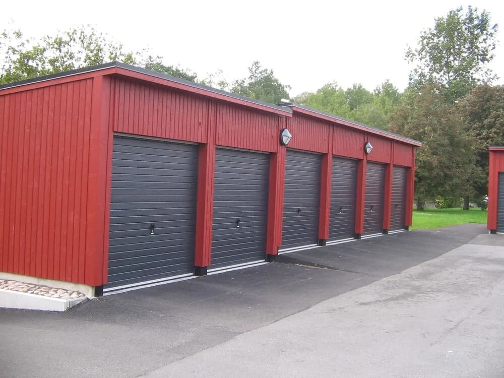 Röda garage med svarta dörrar i Lindås.