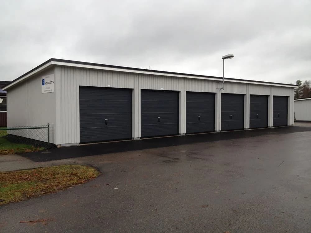 Garage med flera mörka dörrar på Mjölnmossevägen.