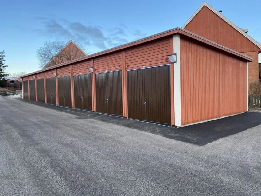 Rondovägen garage med bruna dörrar