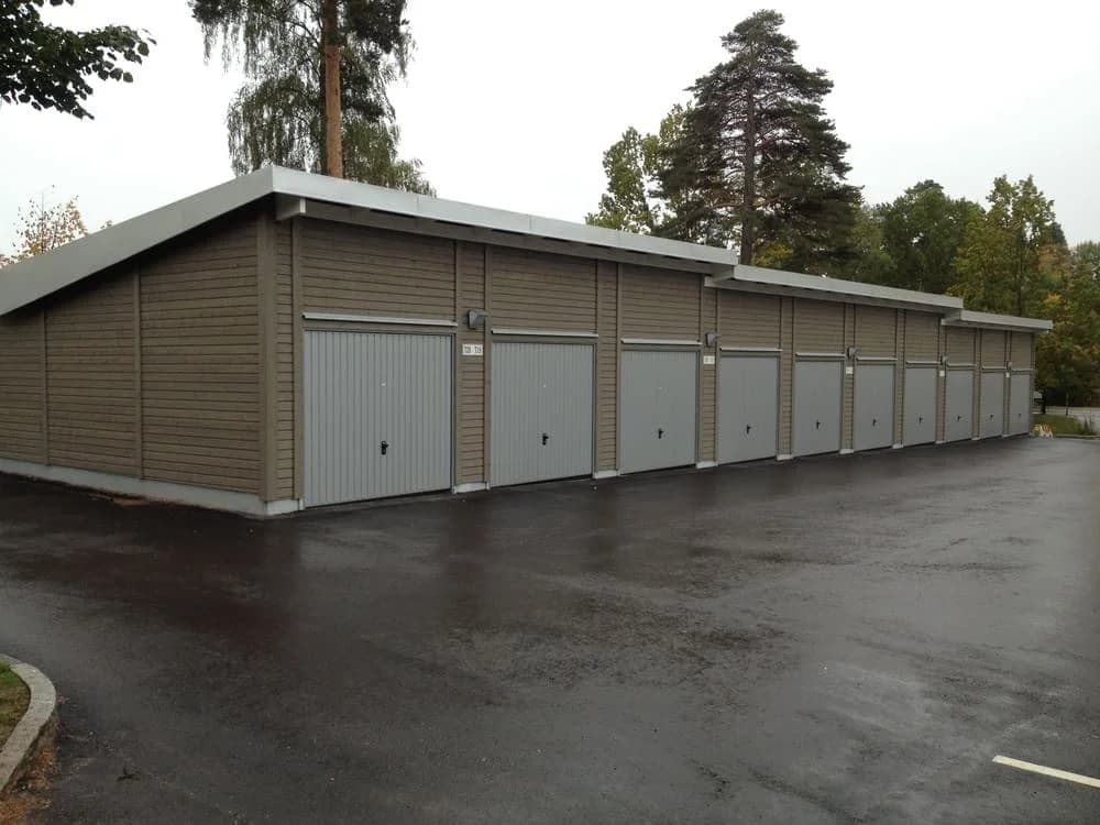 Skyttegillet garage med flera stängda garageportar i rad.