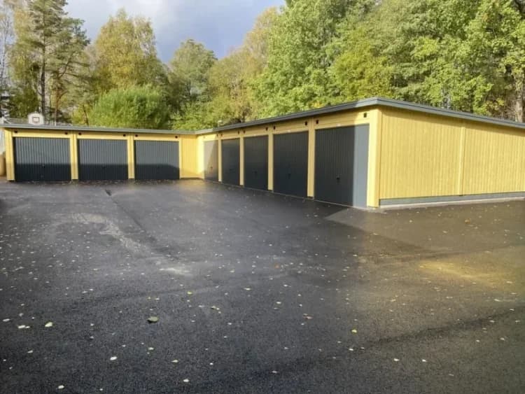 Smedsgatan med nya gula garage i en lugn omgivning.
