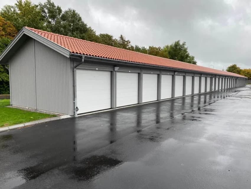 Smörhålan med rader av garage under en mulen himmel.