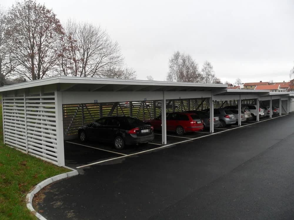 Parkering med bilskydd och några parkerade bilar i Sofiedal.