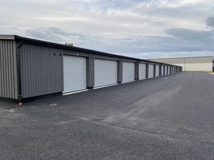 Många grå garage med stängda portar i Tången.