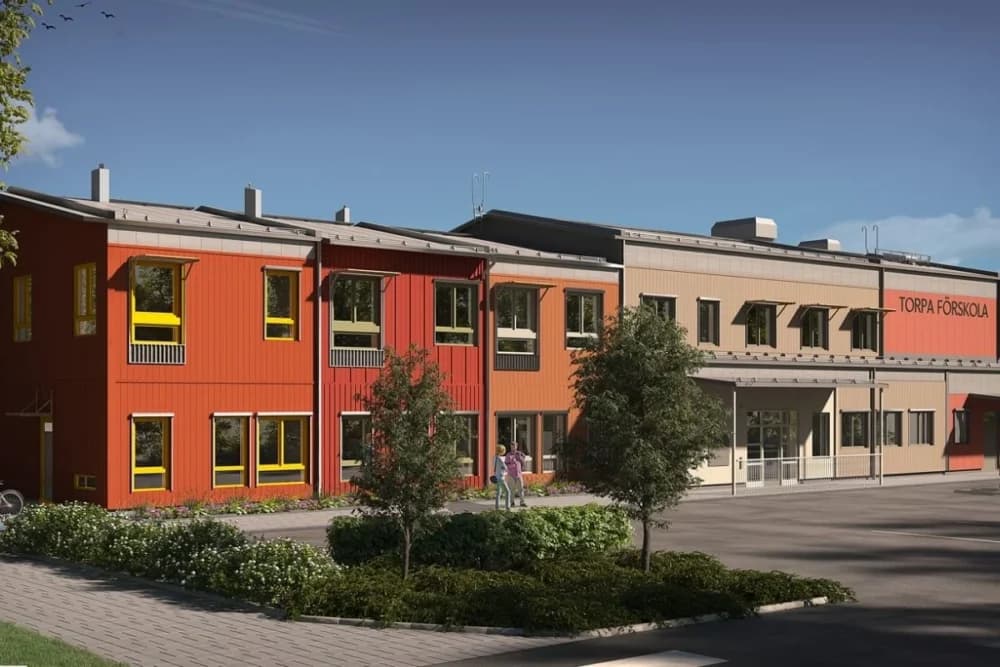 Växjö - Torpa Förskola med färgglad fasad och trädgård.