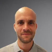 Kontaktperson med skjortkrage och kort hår.