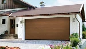 Sektionsportar i brunt, placerad på en vit garagevägg.