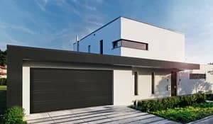 Modern villa med sektionportar och grönska framför.