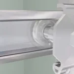 Detalj av en garageportsmekanism med glidande rullsystem.