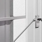 Detalj av garageportar med lås och stänger.