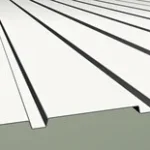 Vit garageport med räfflade sektionslinjer.